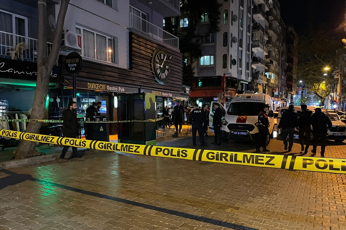 İzmir'de eğlence mekanı önünde silahlı saldırı!