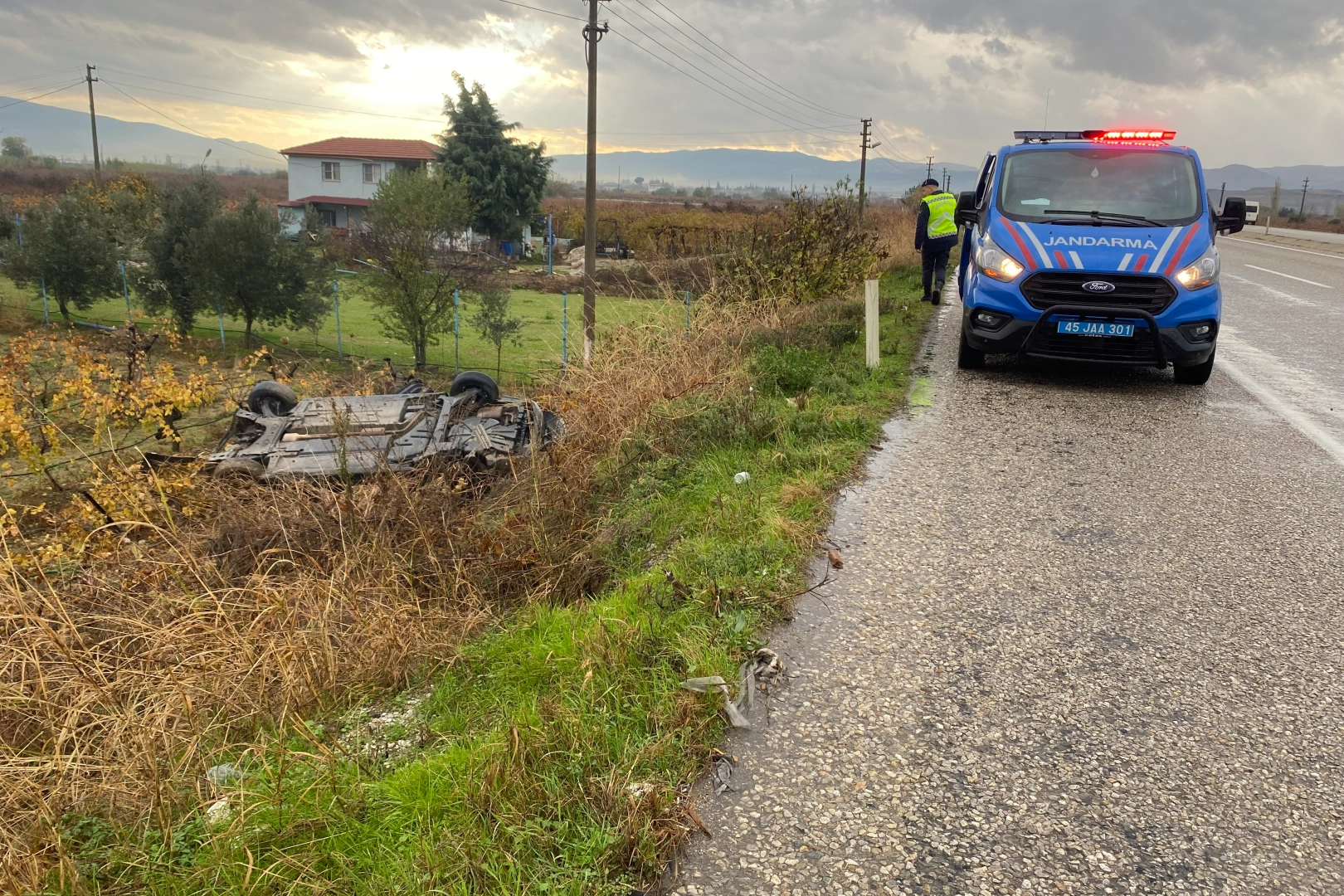 Manisa’da kontrolden çıkan otomobil üzüm bağına uçtu haberinin görseli