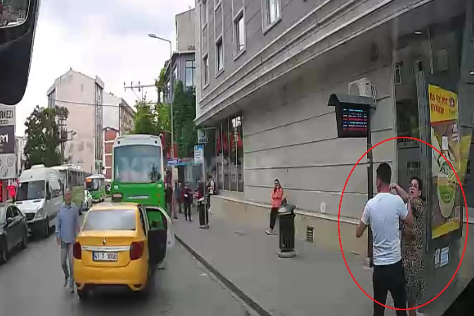 Otobüs şoförü, kadın yolcuyu araçtan indirdi haberinin görseli