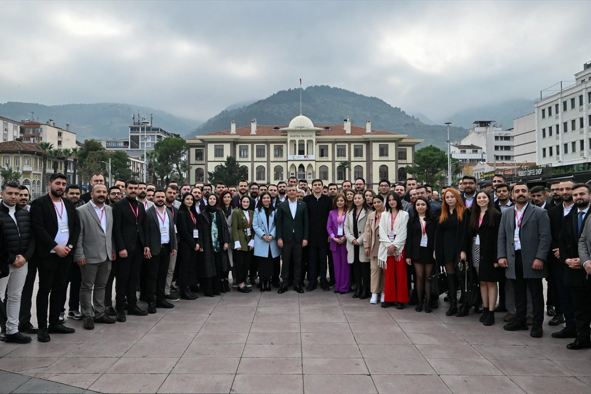 Özgür Özel, Manisa'yı tanıttı