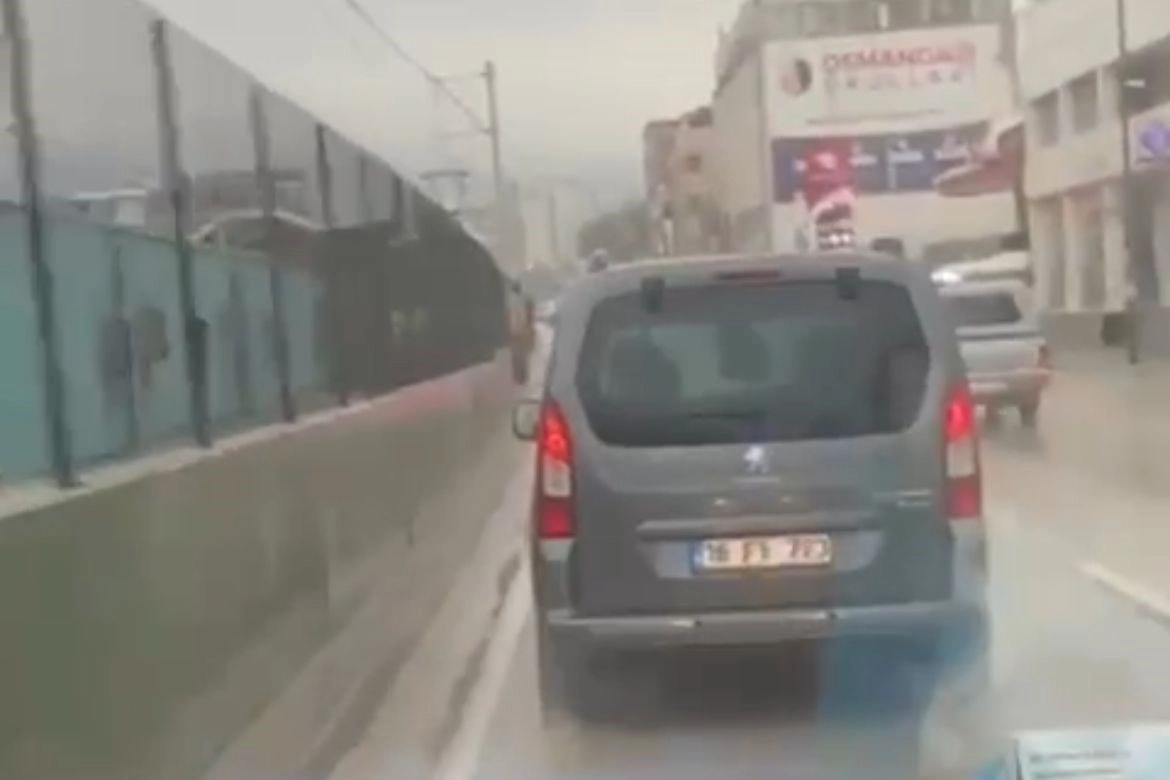 Trafik magandası zamanla yarışan ambulansa yol vermedi