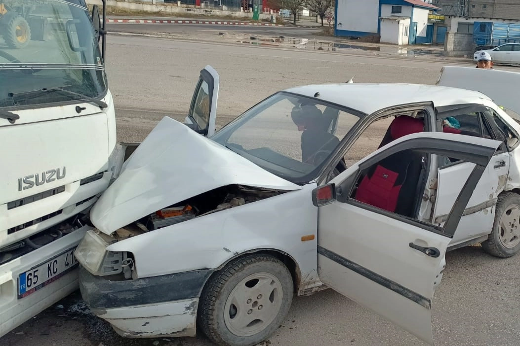 Van’da zincirleme trafik kazası: 2 yaralı