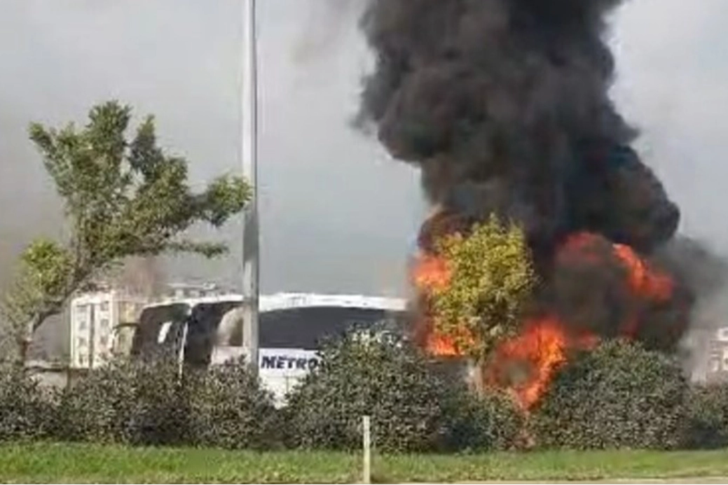 Hatay'da yolcu otobüsü alevlere teslim oldu