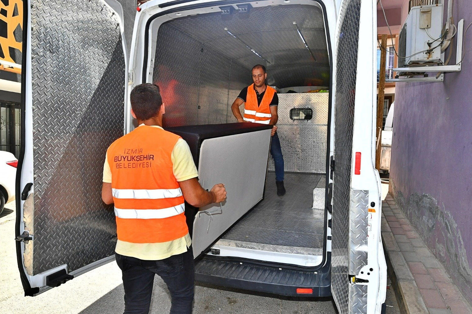 İzmir Büyükşehir'den üniversite öğrencilerine nakliye desteği haberinin görseli
