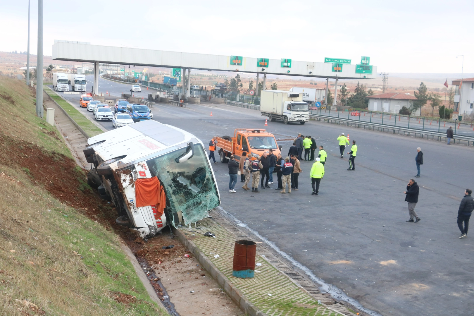 Şanlıurfa trafik kazası: Yolcu otobüsü tırla çarpıştı