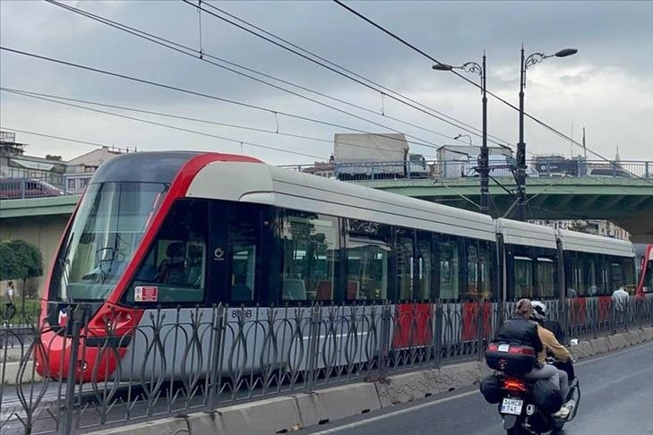 Tramvay hattında trafik kazası: Seferler aksadı