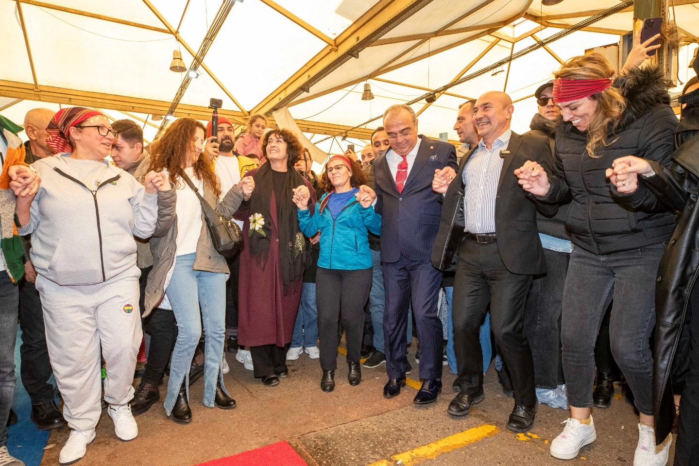 Tunç Soyer Karşıyaka Karadeniz Şenliği’ne katıldı horon tepti