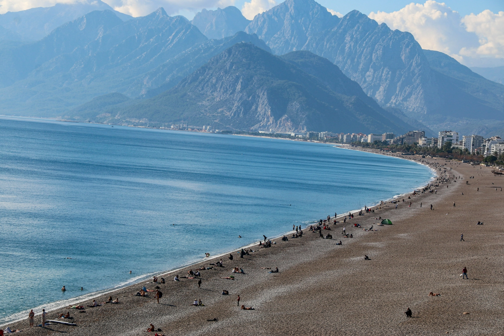 Türkiye kışı yaşarken Antalya denizin keyfini çıkarıyor