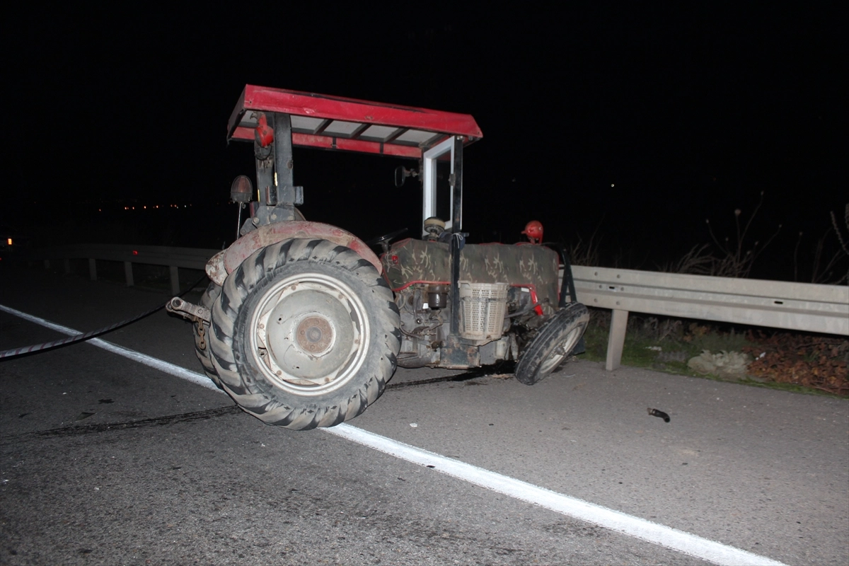 Alaşehir'de tır ile traktöre çarpıştı: 2 yaralı