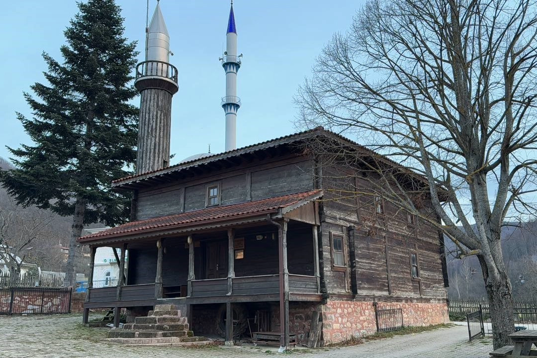 Bursa'da 136 yıldır ayakta olan bu cami, çivi kullanılmadan inşa edildi