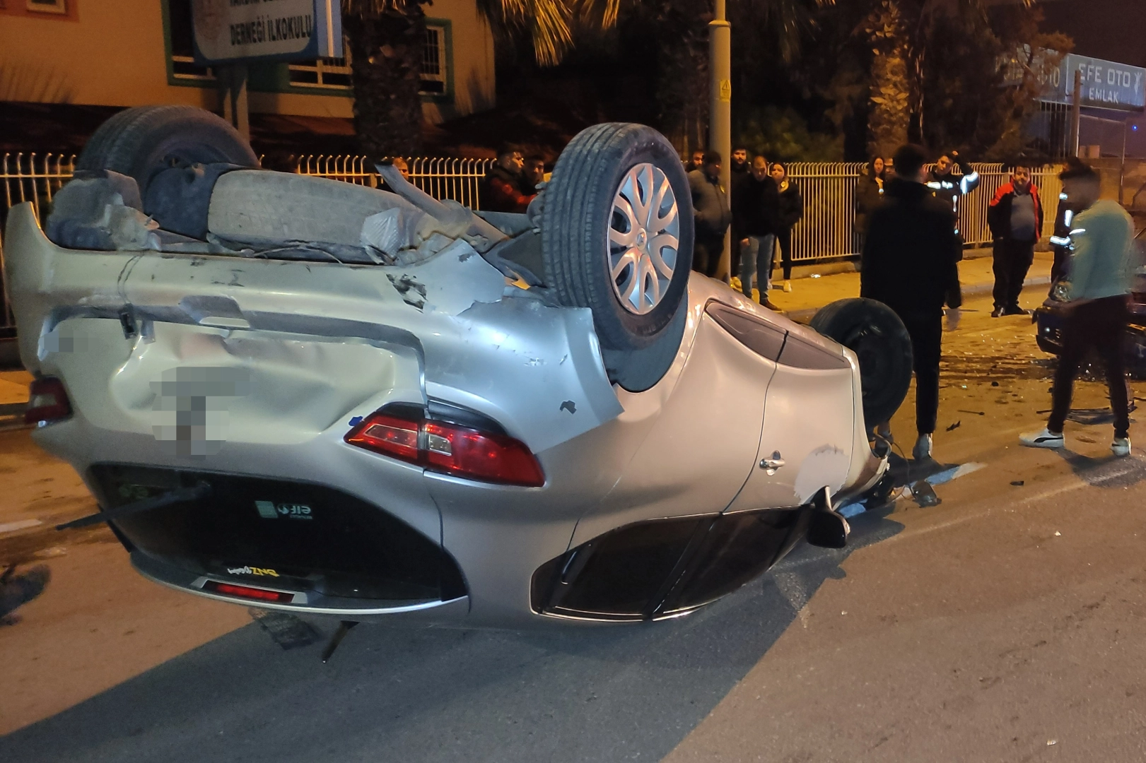 Denizli’de feci kaza: Bariyere çarpan otomobil ters döndü haberinin görseli
