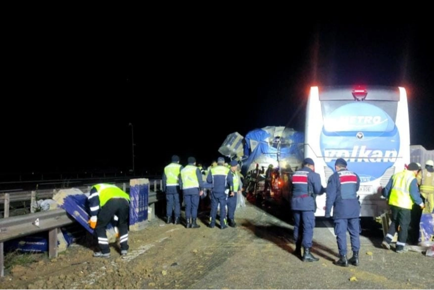 İstanbul’da feci kaza: Yolcu otobüsü ile tır çarpıştı