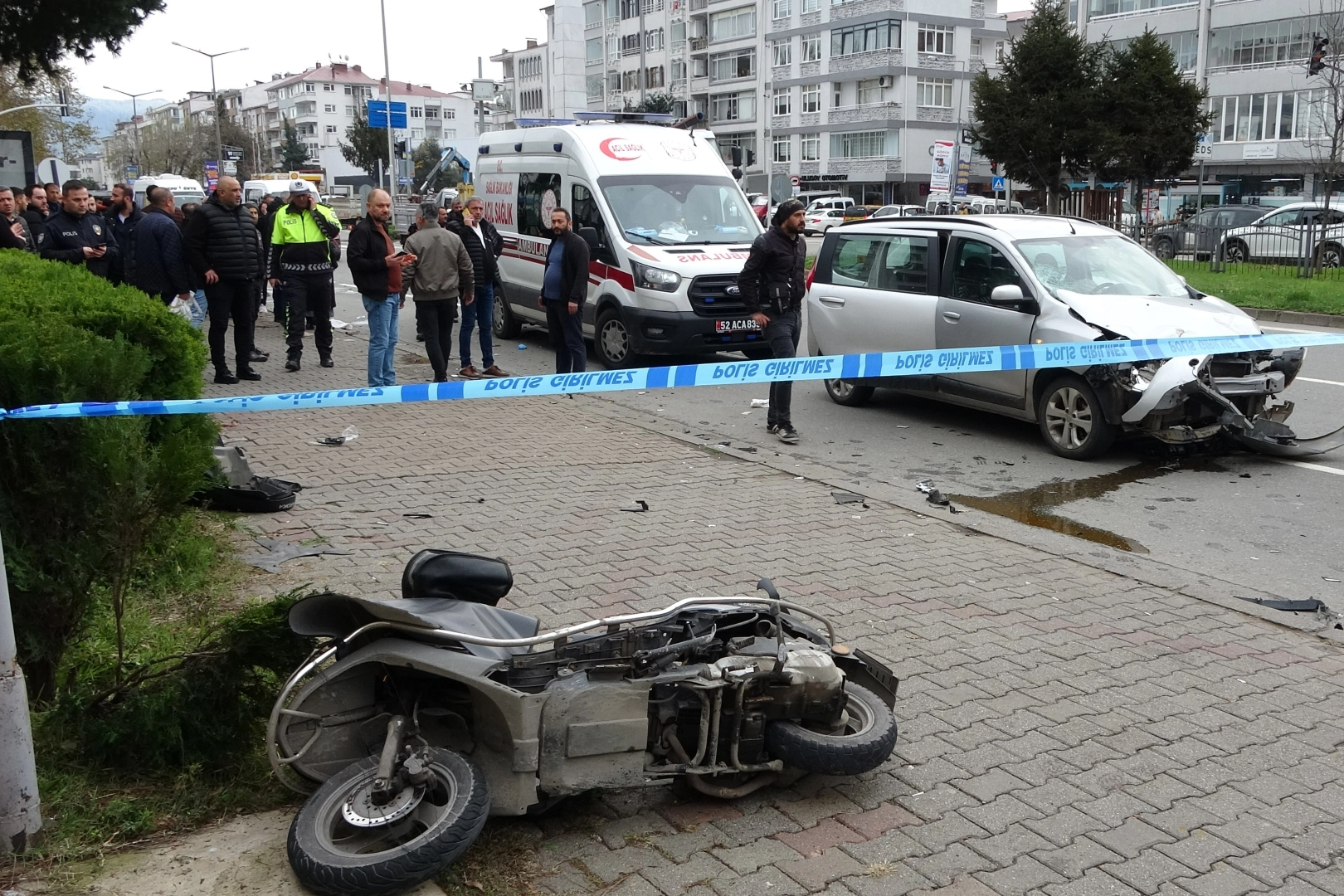 Ordu’da trafik kazası: Otomobil motosikletli kuryeye, motosiklet de yayaya çarptı