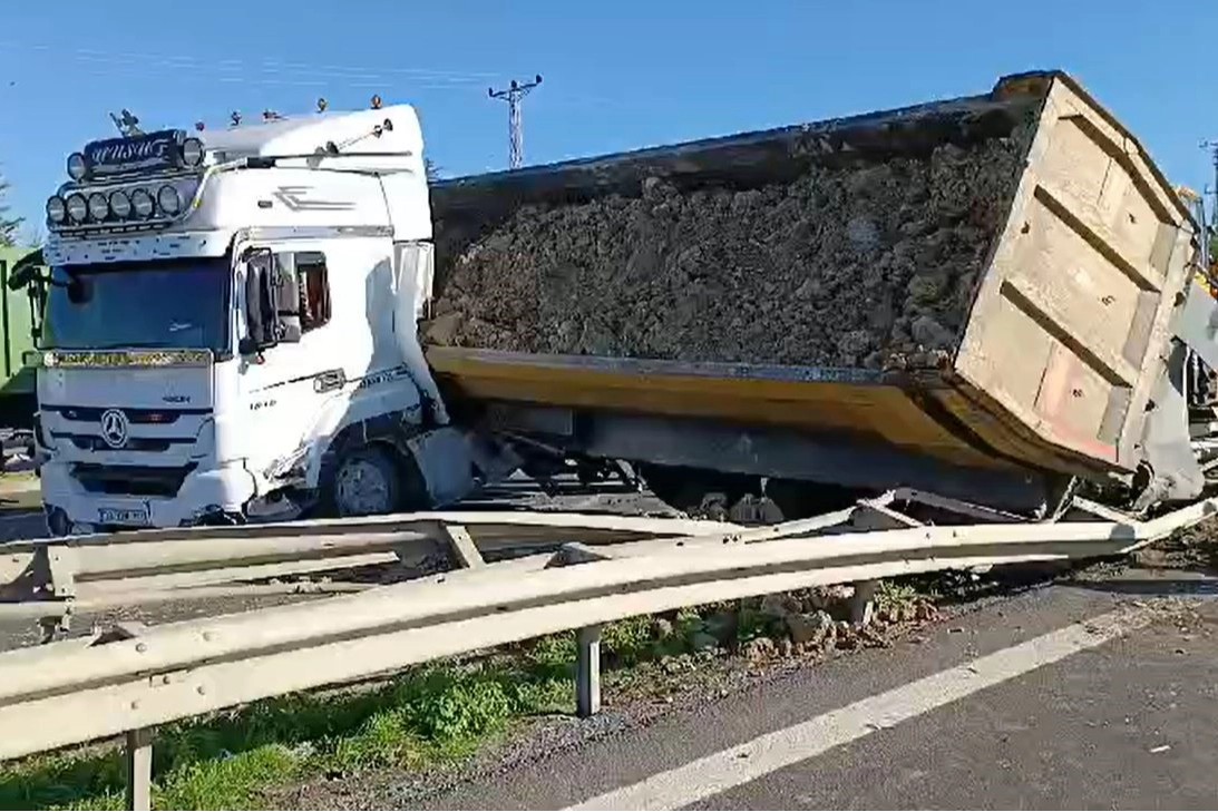 TEM Otoyolunda feci kaza: Hafriyat kamyonu bariyerlere çarptı