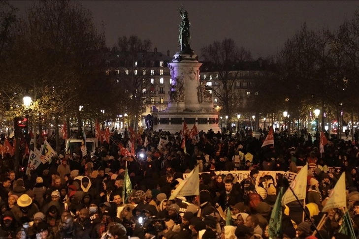 Paris'te hükümetin göç yasa tasarısına karşı protesto