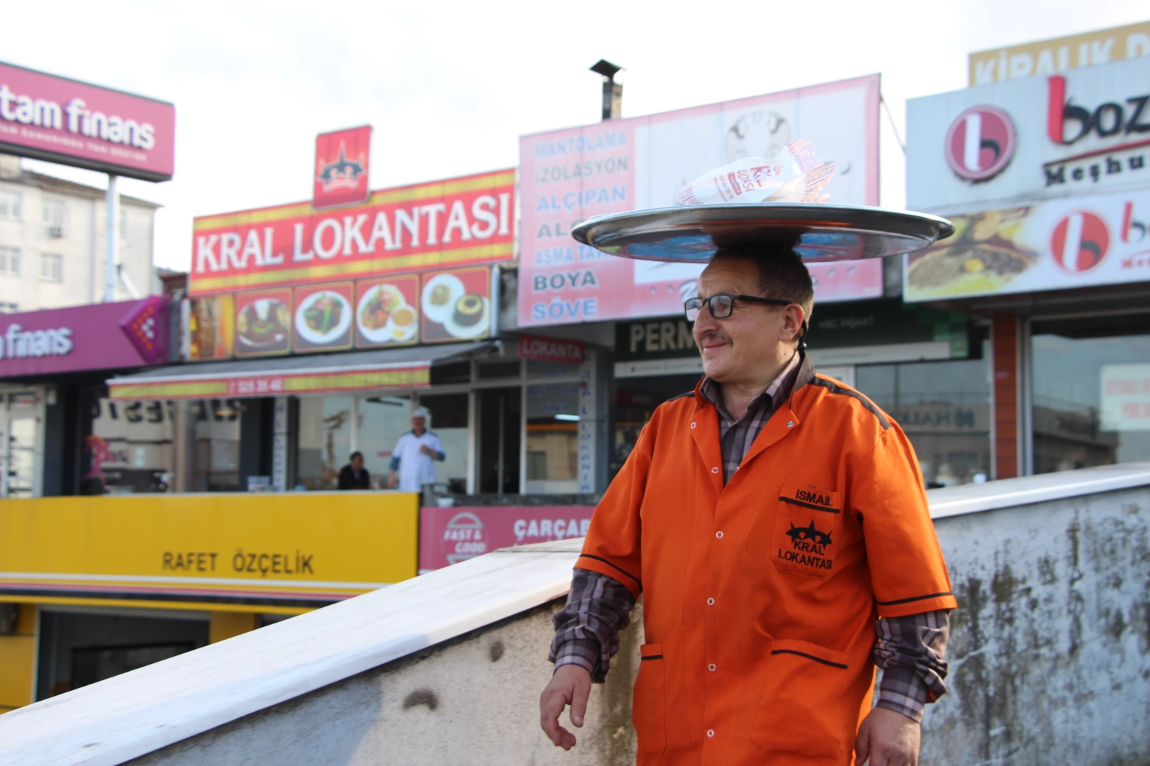 Trabzon'da sıra dışı yemek götürme hizmeti: Kafasında taşıdığı tepsi ile götürüyor