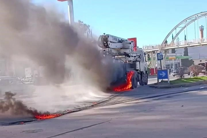 Trafikte korku dolu anlar: Hayatını tehlikeye attı, facia yaşanmasını engelledi