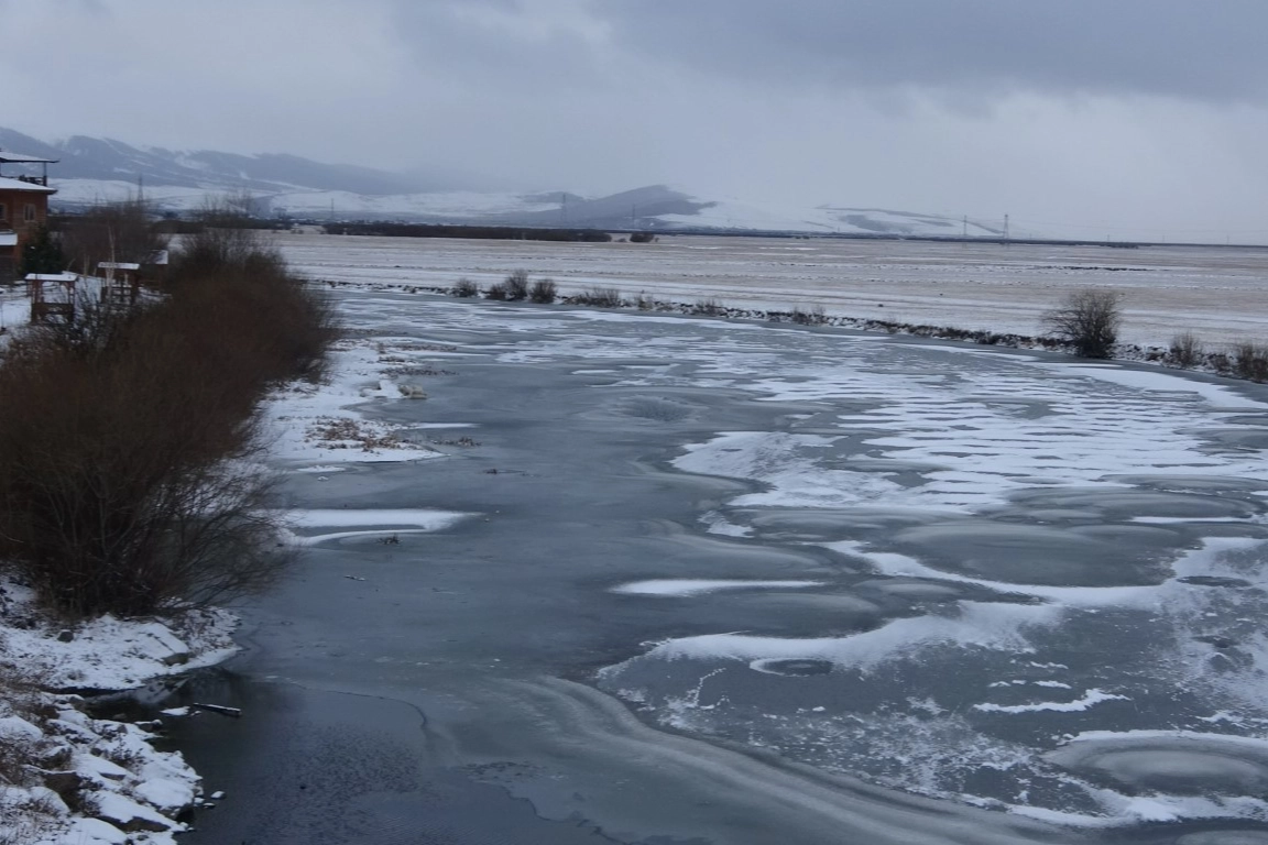 Ardahan’da dondurucu soğuk: Kura Nehri buz tuttu