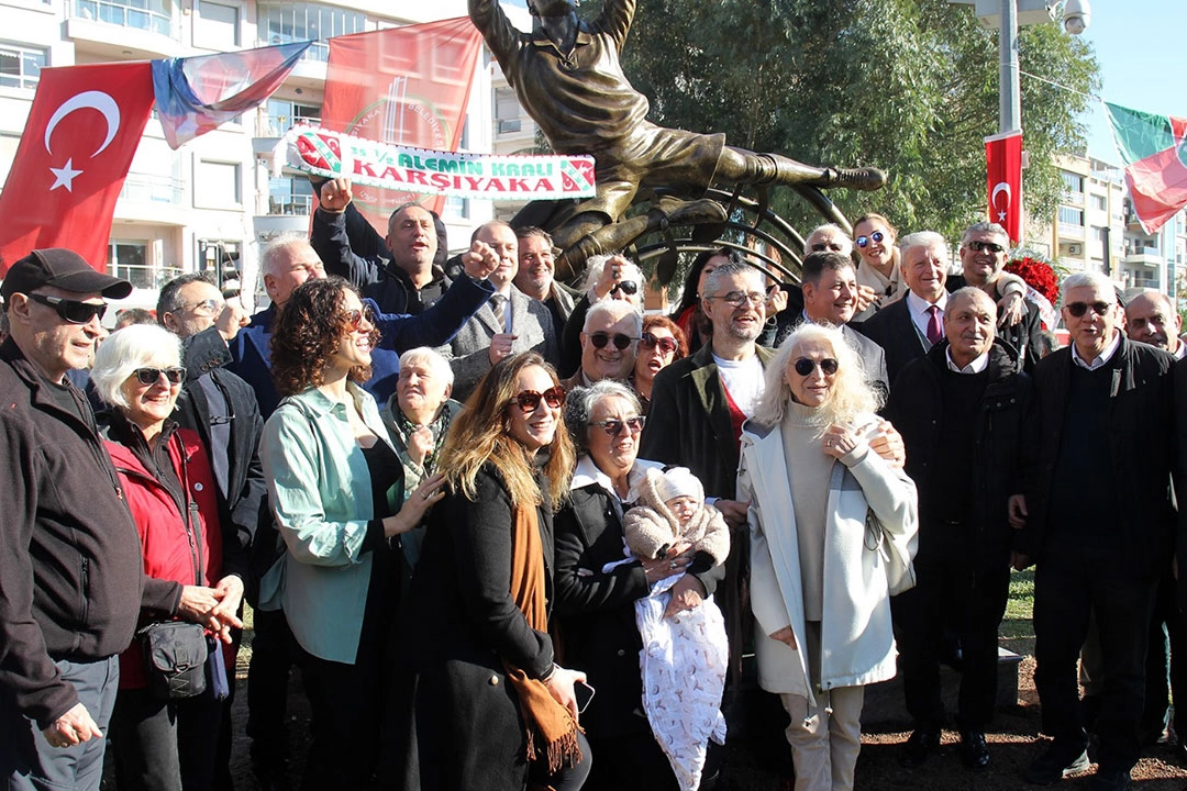 Dünya Karşıyakalılar gününde Malik Yaylım heykeli dikildi