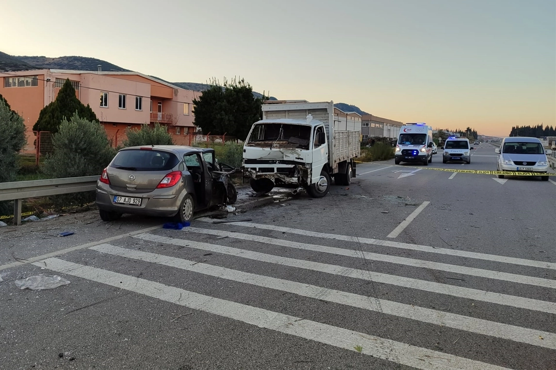 Manisa'da feci kaza: Kamyonetle otomobil çarpıştı