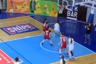 Suriyeli basketbolcu kendi potasına sayı attı: Minik sporcuların kafası karıştı haberinin görseli