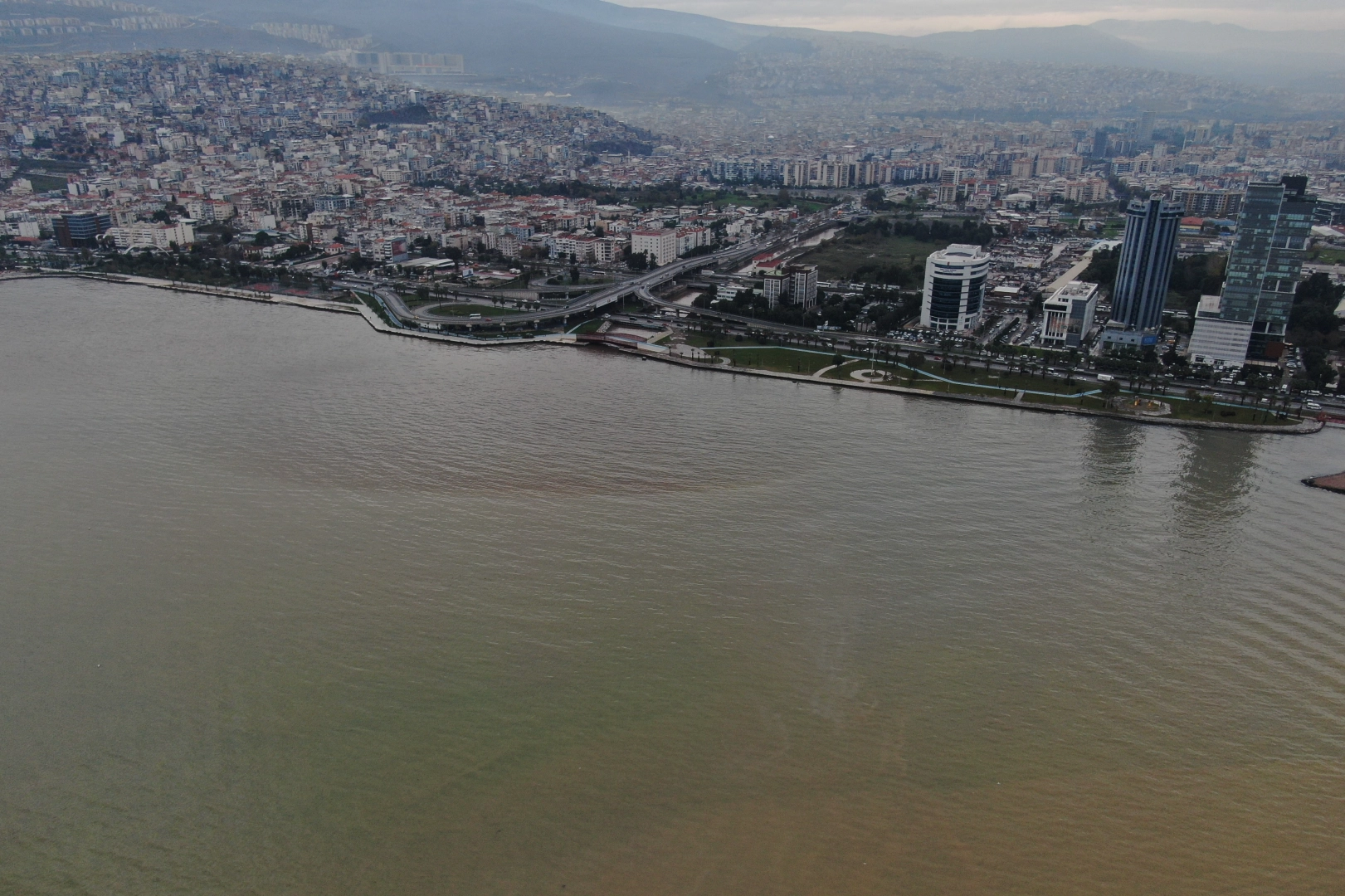 İzmir Körfezi’nde endişelendiren görüntü