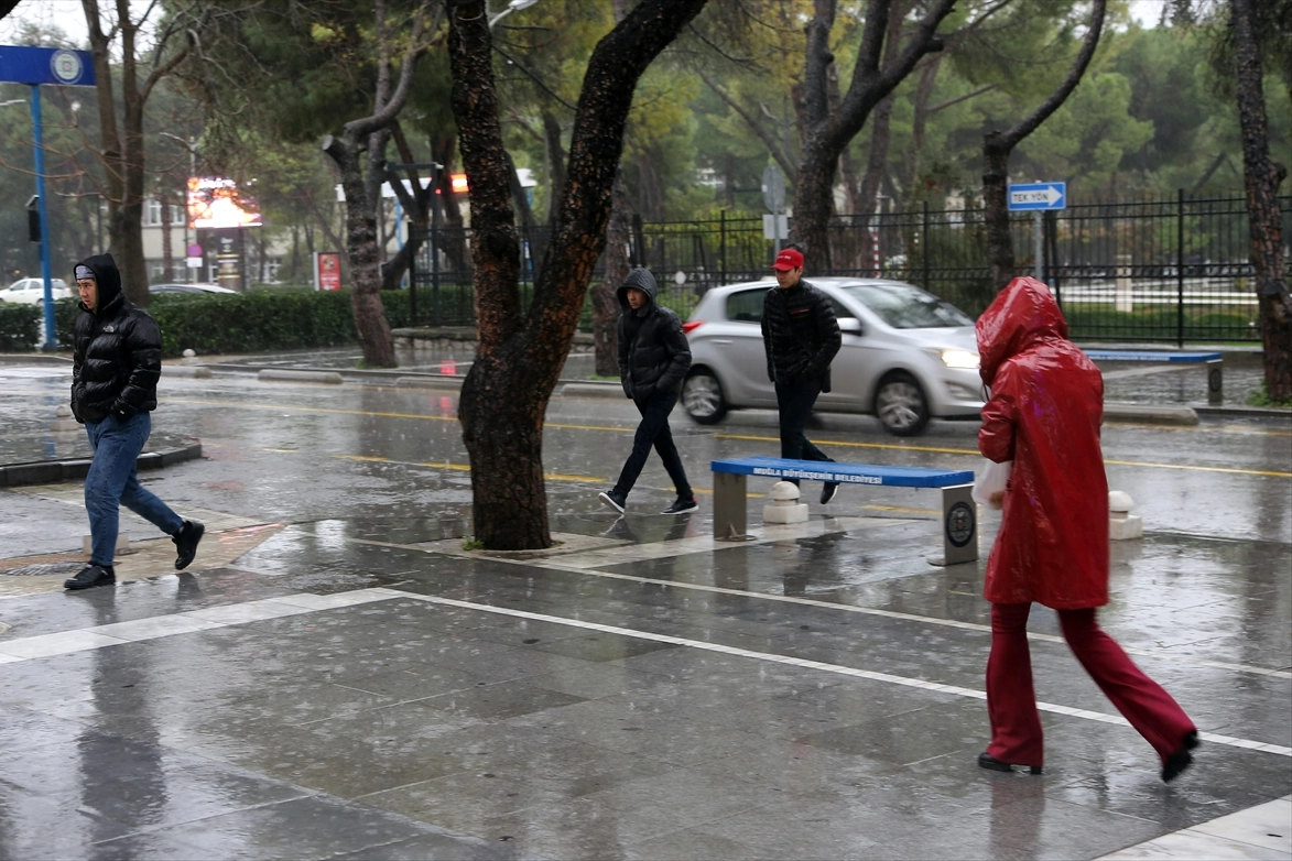 Muğla'da sağanak yağış hayatı olumsuz etkiliyor