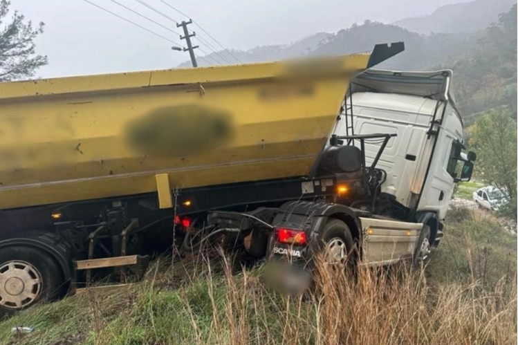 Muğla’da trafik kazası: Kamyon ile ticari araç çarpıştı