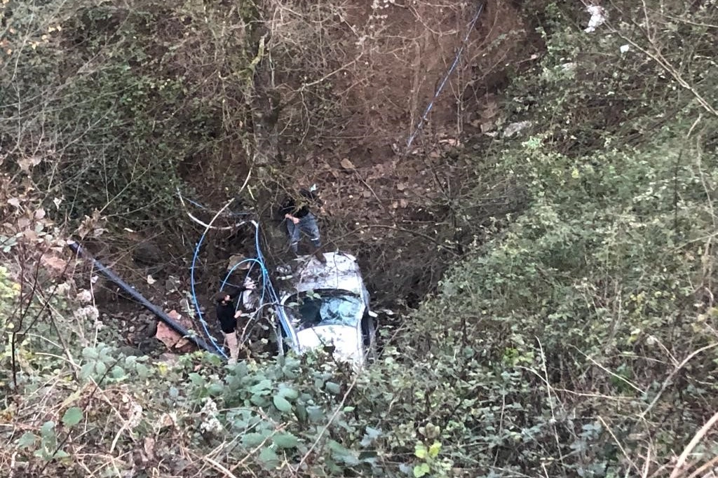 Zonguldak’ta feci kaza: Kontrolden çıkan otomobil uçuruma yuvarlandı