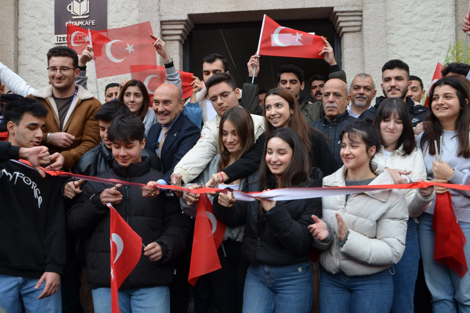 Buca’da 7 gün 24 saat hizmet veren kütüphane açıldı haberinin görseli