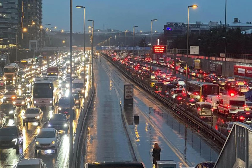 İstanbul’u yağışlar vurdu: Trafik yoğunluğu yüzde 89'a ulaştı