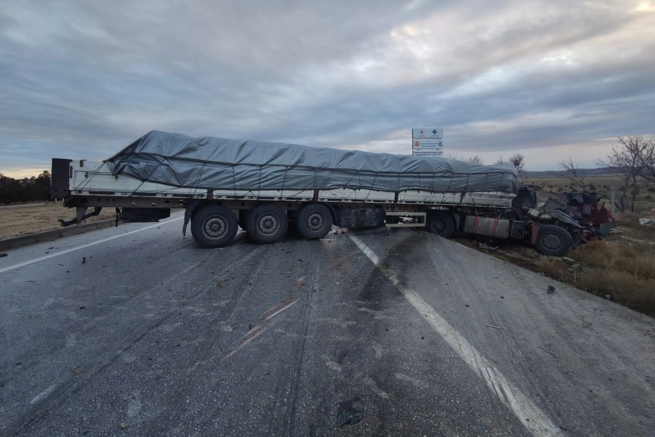 Konya'da trafik kazası: Kamyon ile tır çarpıştı