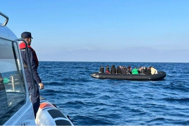 Yunanistan’ın ölüme terk ettiği 32 kaçak göçmen kurtarıldı