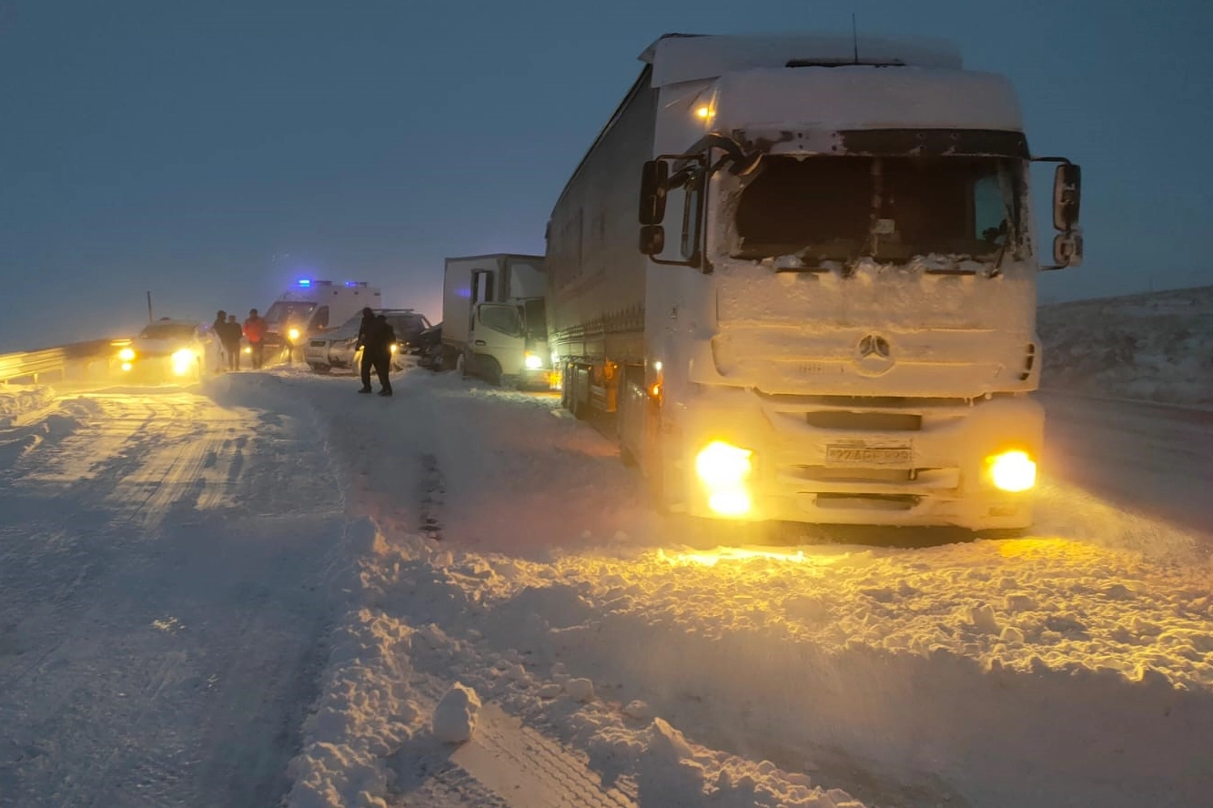 Kars'ta zincirleme trafik kazası: 5 yaralı