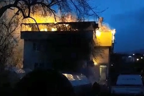 Kastamonu'da bir eve yıldırım düştü... Alevler gökyüzünü aydınlattı