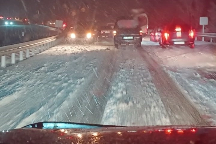 Kastamonu'da yoğun kar yağışı trafiği felç etti