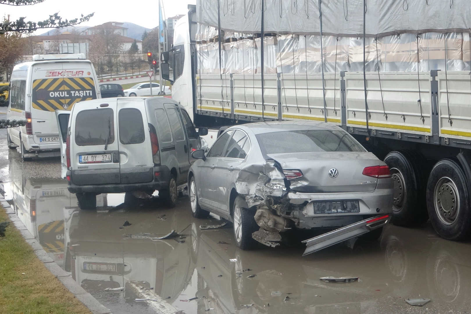 Malatya’da feci kaza: Kontrolden çıkan araç dehşet saçtı