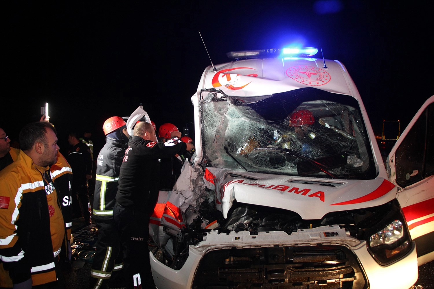 Manisa’da feci kaza: Ambulansla kamyonet çarpıştı