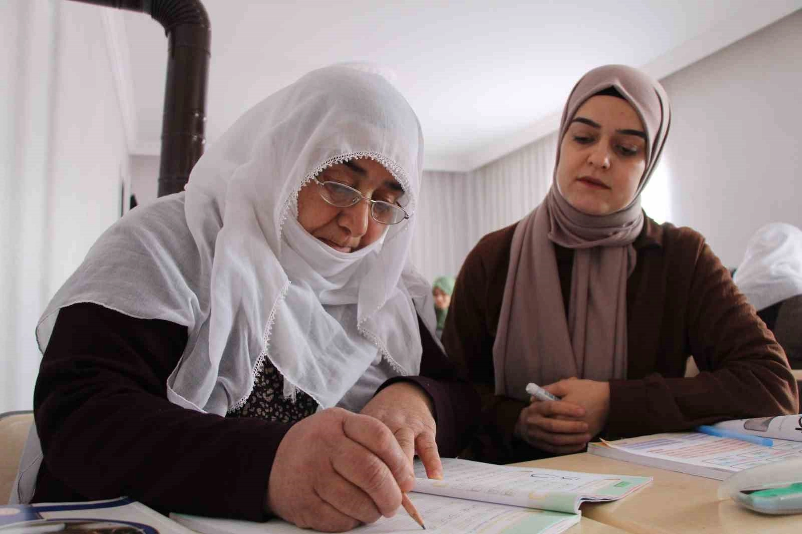 66 yaşındaki Raziye Teyze okuma yazma öğreniyor