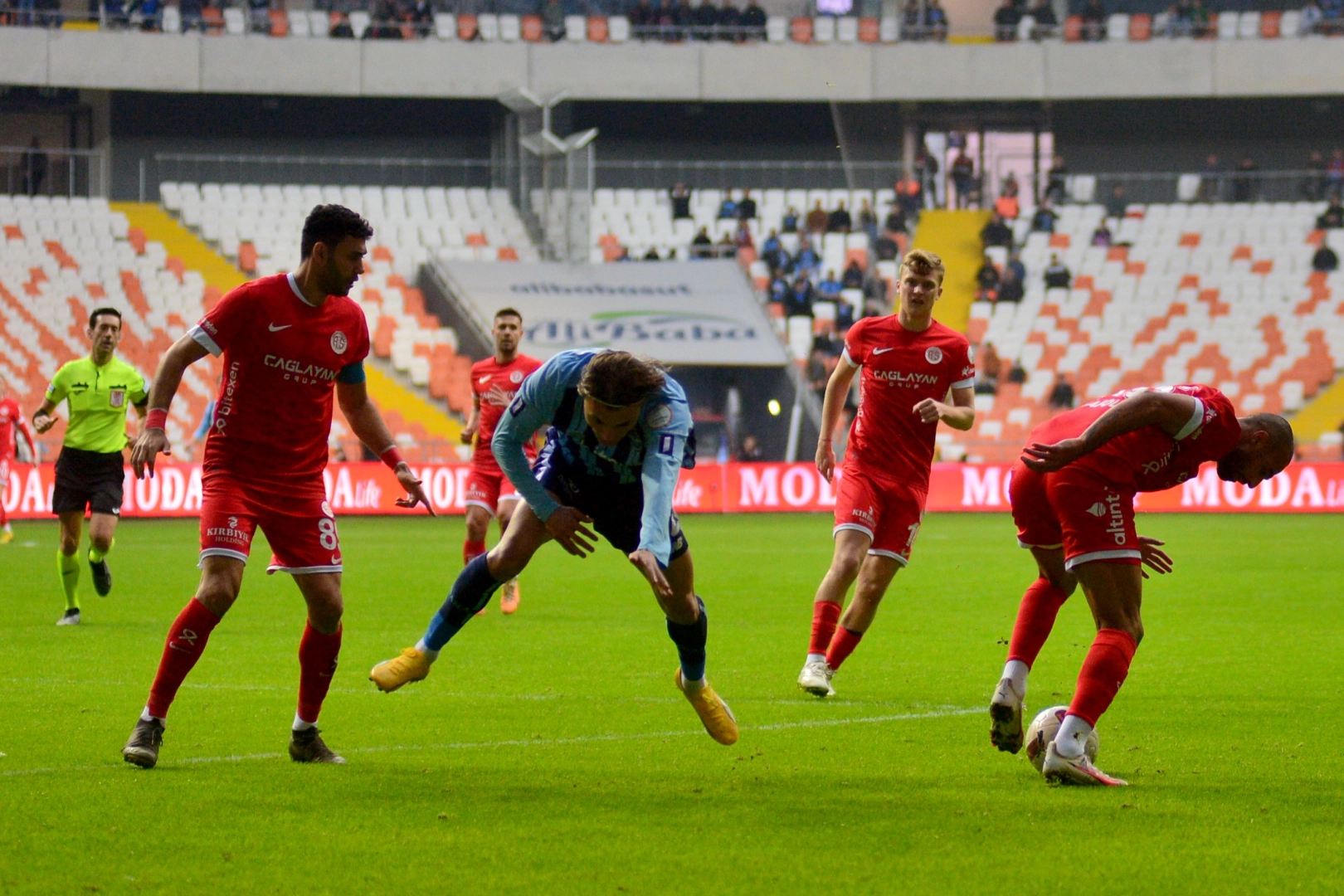 Antalyaspor, Adana Demirspor'a yenildi haberinin görseli