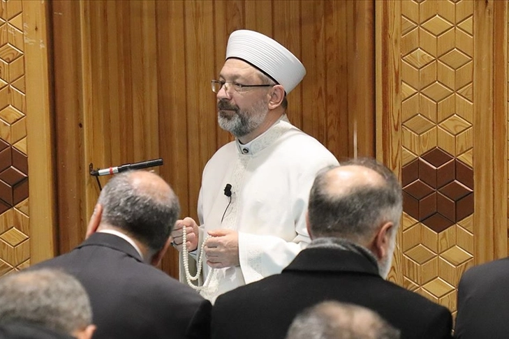 Diyanet İşleri Başkanı Erbaş, şehitlerimiz için dua etti haberinin görseli