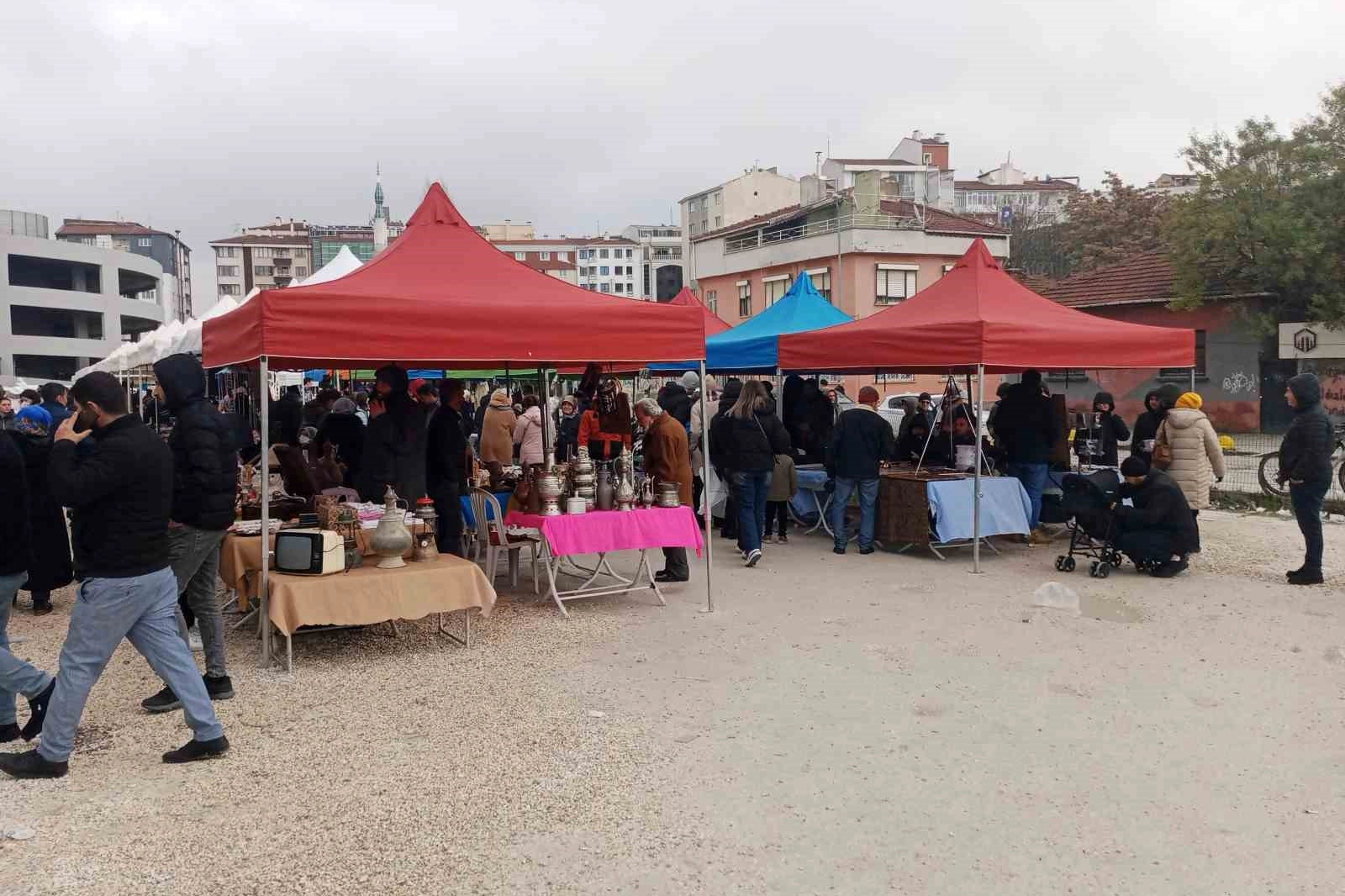 Eskişehir'de antikacılar kapalı pazaryeri talep ediyor haberinin görseli