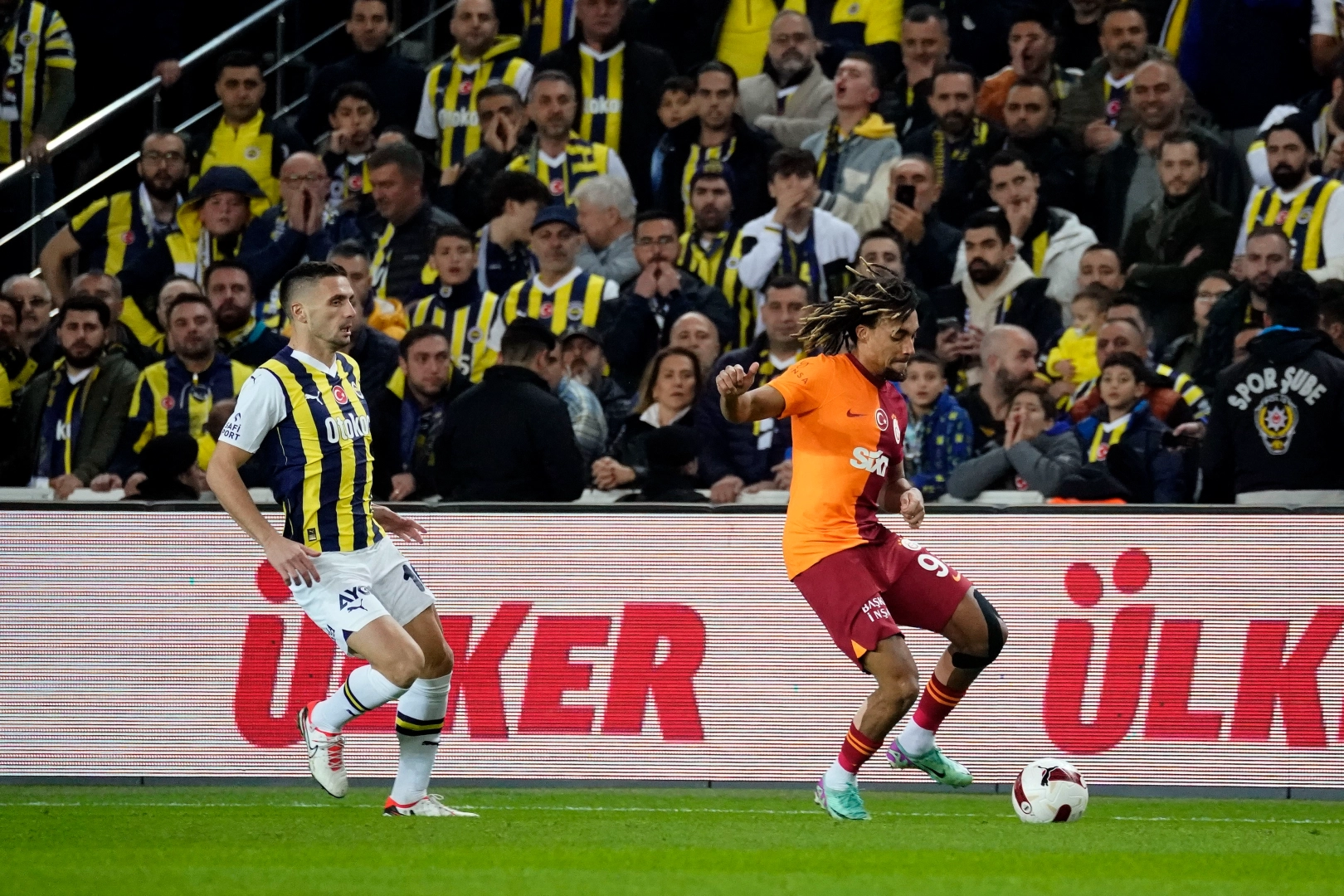Fenerbahçe - Galatasaray derbisinde golsüz beraberlik haberinin görseli