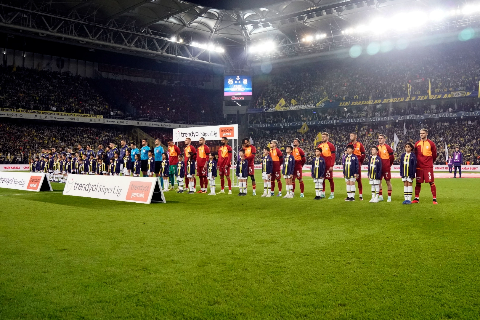 Fenerbahçe - Galatasaray derbisinde heyecanlı dakikalar haberinin görseli