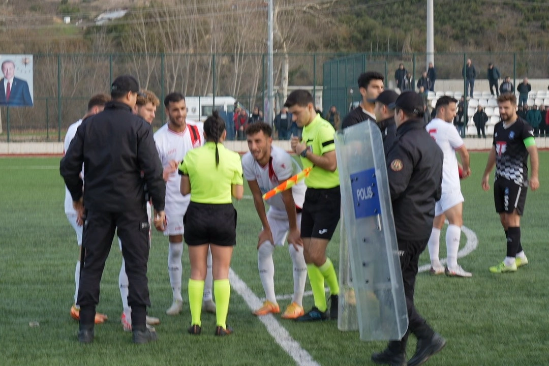 Futbolcular birbirine girdi! haberinin görseli