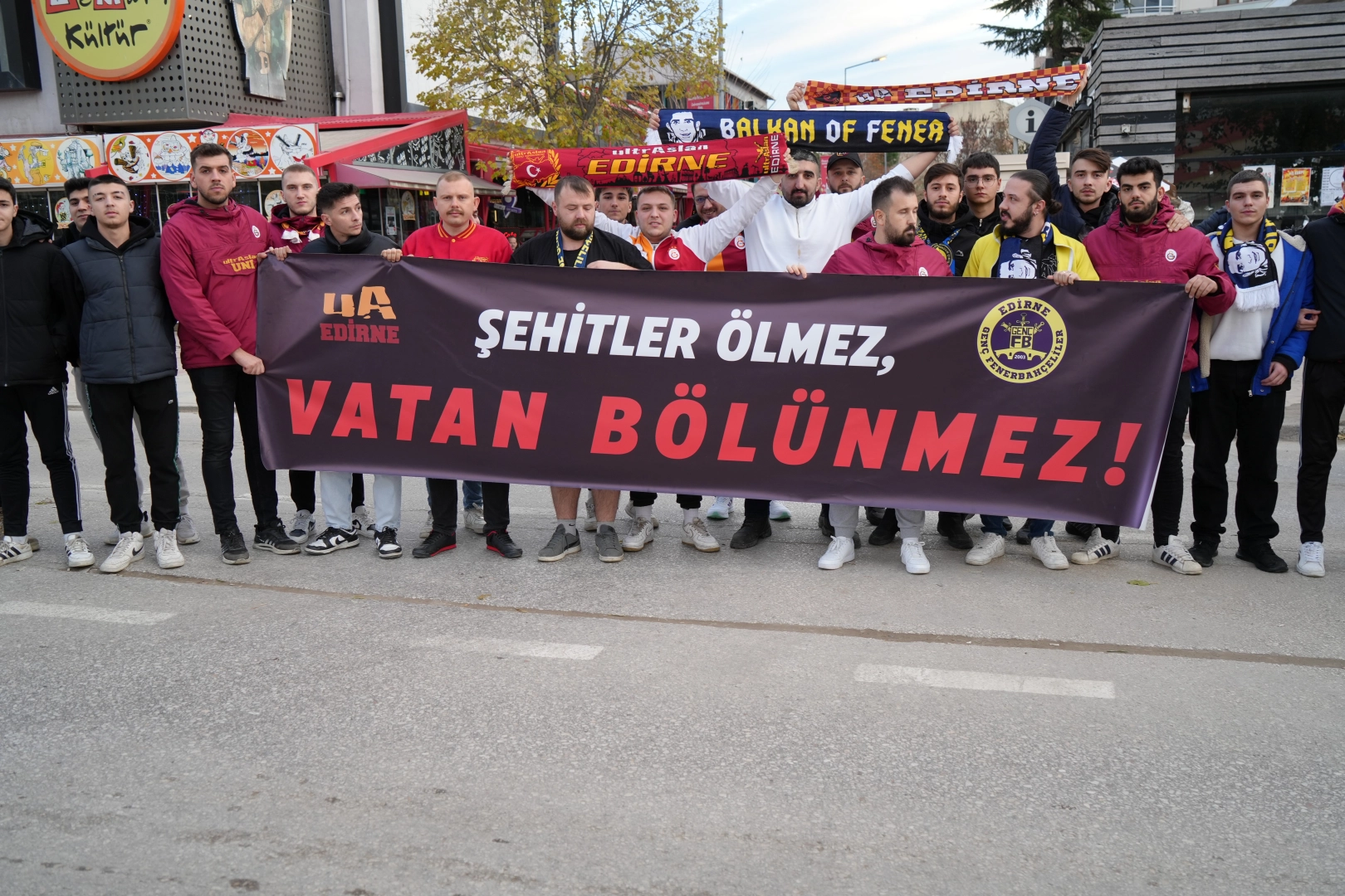 Galatasaray ve Fenerbahçe taraftarları şehitler için pankart açtı haberinin görseli