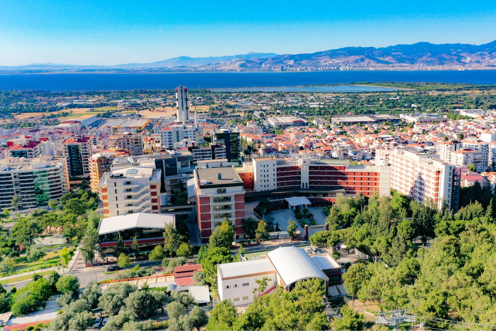 İzmir Ekonomi Üniversitesinden profesöre başkanlık görevi haberinin görseli