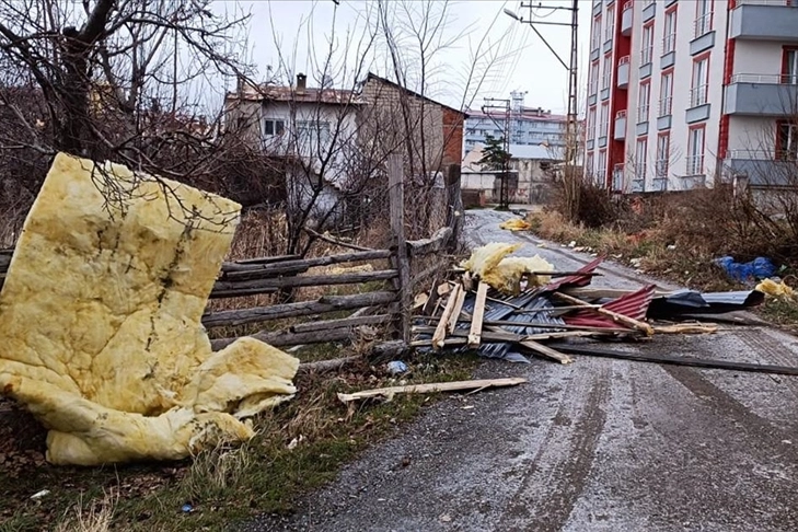 Kars, Erzurum ve Ardahan'da fırtına etkili oldu, binaların çatıları uçtu haberinin görseli
