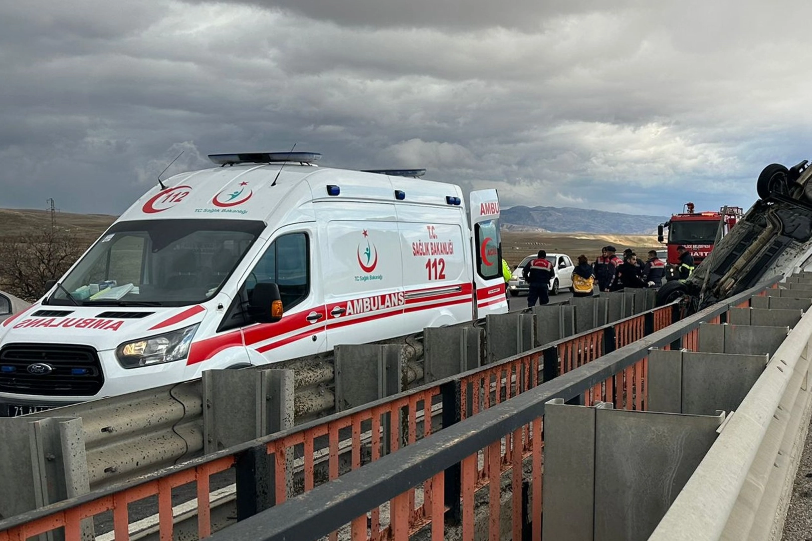 Kırıkkale'de kaza: Otomobil refüje devrildi haberinin görseli
