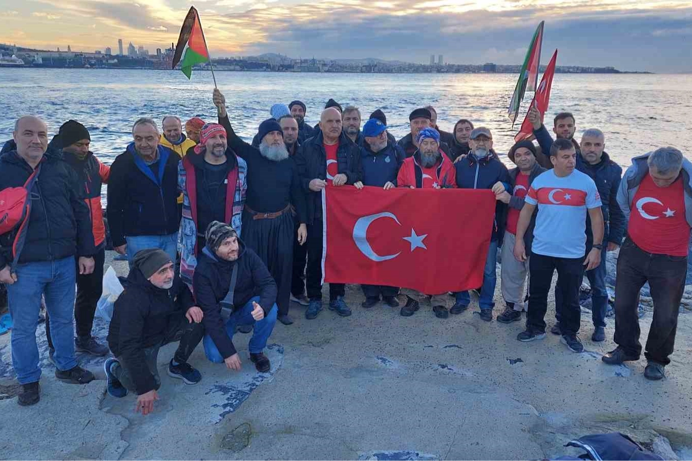 Sarayburnu Fatihleri boğaza girerek İsrail'i protesto etti